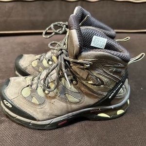 Women’s Salomon Hiking Boots Goretex